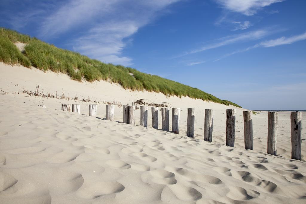 'T Strandhuys En De Vuurtoren, Met Eigen Keuken, Zonnig Terras Nabij Dorp, Duinen En Strand, Incl Verwarmd Binnen Zwembad Hollum  Ruang foto