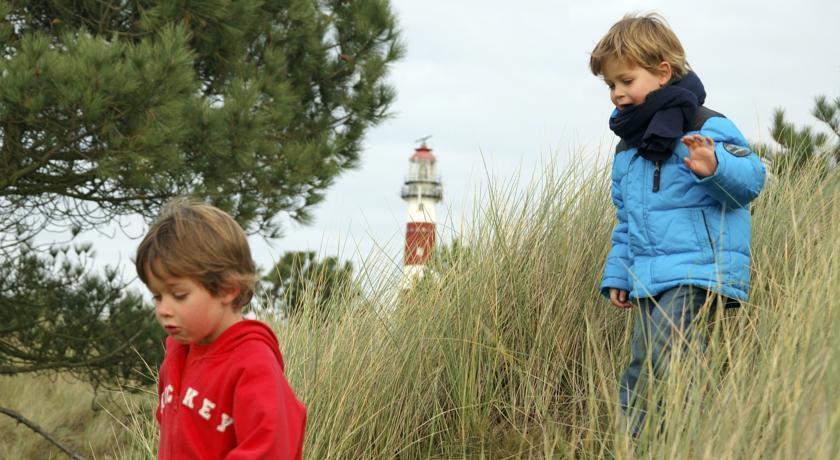 'T Strandhuys En De Vuurtoren, Met Eigen Keuken, Zonnig Terras Nabij Dorp, Duinen En Strand, Incl Verwarmd Binnen Zwembad Hollum  Ruang foto