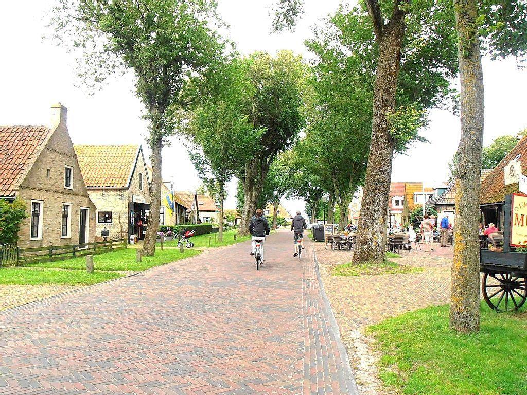 'T Strandhuys En De Vuurtoren, Met Eigen Keuken, Zonnig Terras Nabij Dorp, Duinen En Strand, Incl Verwarmd Binnen Zwembad Hollum  Ruang foto