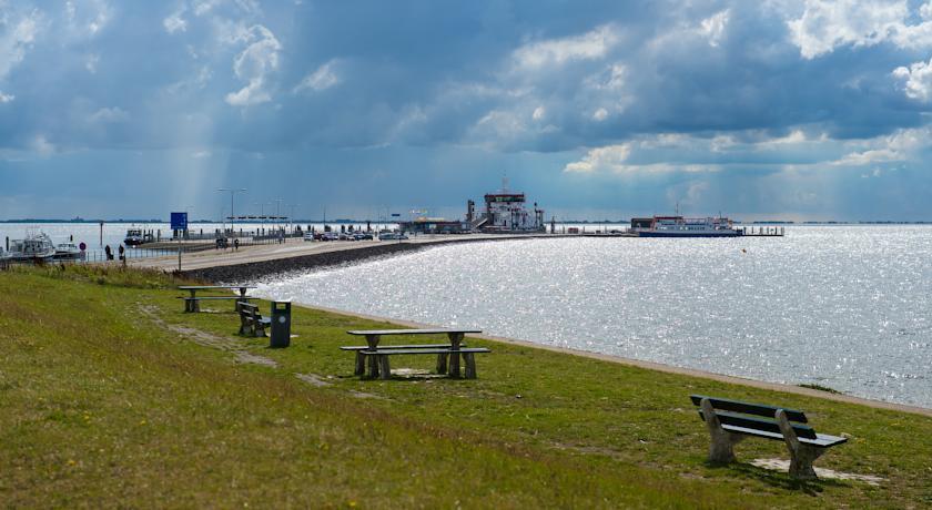 'T Strandhuys En De Vuurtoren, Met Eigen Keuken, Zonnig Terras Nabij Dorp, Duinen En Strand, Incl Verwarmd Binnen Zwembad Hollum  Ruang foto