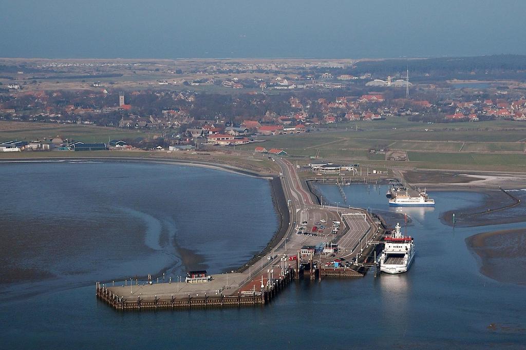 'T Strandhuys En De Vuurtoren, Met Eigen Keuken, Zonnig Terras Nabij Dorp, Duinen En Strand, Incl Verwarmd Binnen Zwembad Hollum  Bagian luar foto