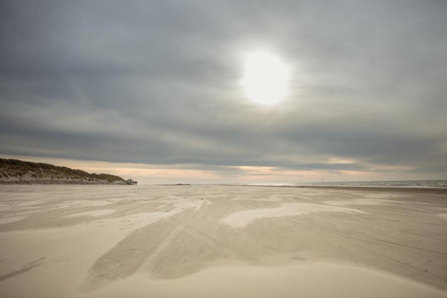 'T Strandhuys En De Vuurtoren, Met Eigen Keuken, Zonnig Terras Nabij Dorp, Duinen En Strand, Incl Verwarmd Binnen Zwembad Hollum  Bagian luar foto