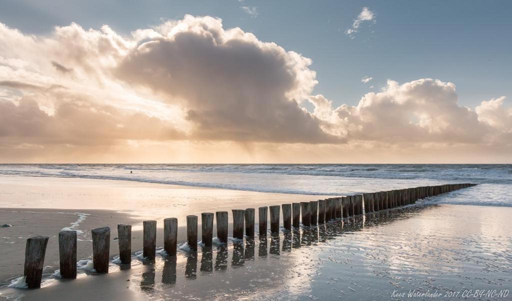'T Strandhuys En De Vuurtoren, Met Eigen Keuken, Zonnig Terras Nabij Dorp, Duinen En Strand, Incl Verwarmd Binnen Zwembad Hollum  Bagian luar foto