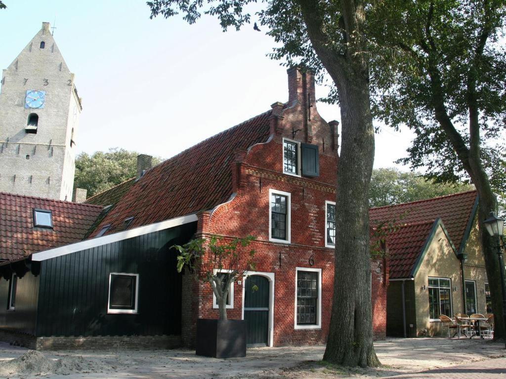 'T Strandhuys En De Vuurtoren, Met Eigen Keuken, Zonnig Terras Nabij Dorp, Duinen En Strand, Incl Verwarmd Binnen Zwembad Hollum  Bagian luar foto