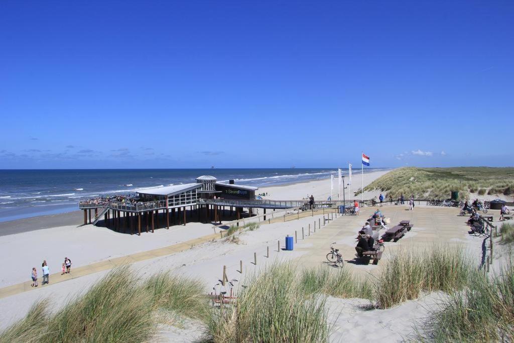'T Strandhuys En De Vuurtoren, Met Eigen Keuken, Zonnig Terras Nabij Dorp, Duinen En Strand, Incl Verwarmd Binnen Zwembad Hollum  Bagian luar foto
